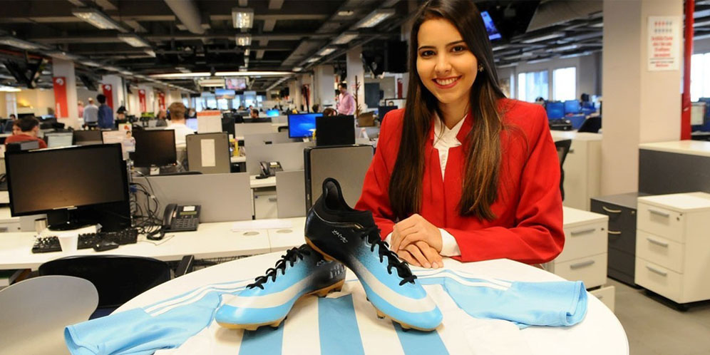 Desainer Cantik Ini Melukis Sepatu Para Pemain Bola Dunia thumbnail